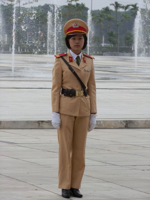 una poliziotta vietnamita