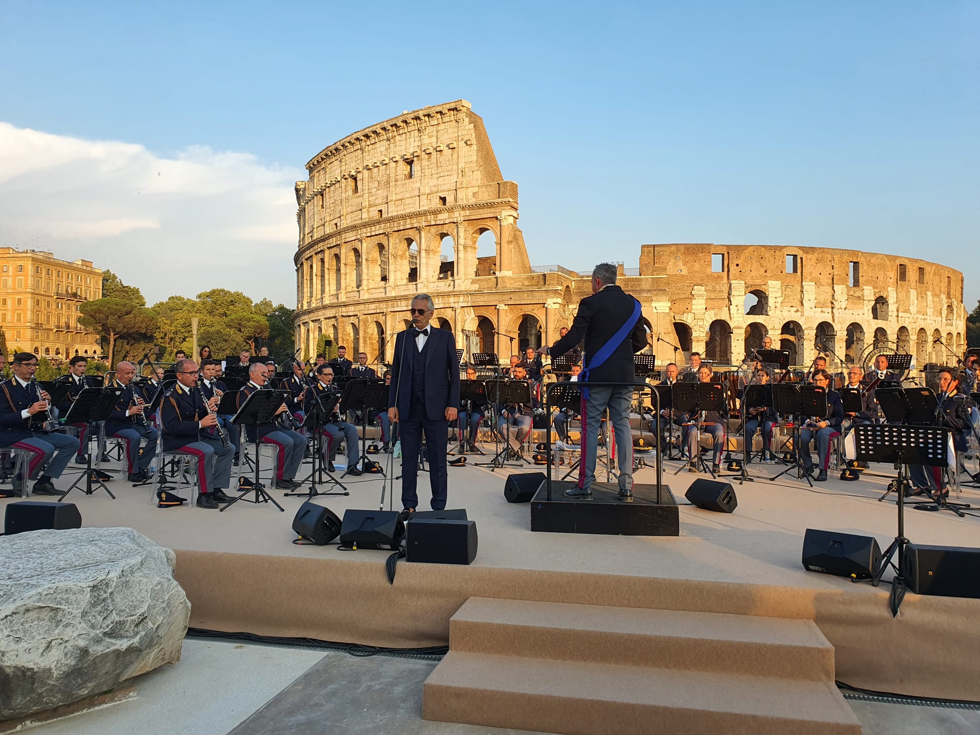 Il palco al concerto di San Michele Arcangelo all’interno del parco archeologico del Colosseo a Roma