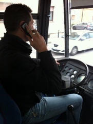 conducente di autobus con telefono
