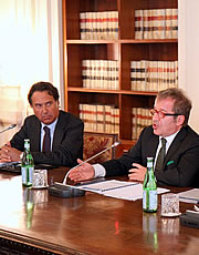 Il ministro dell'Interno Roberto Maroni e il capo della Polizia Antonio Manganelli durante la conferenza stampa