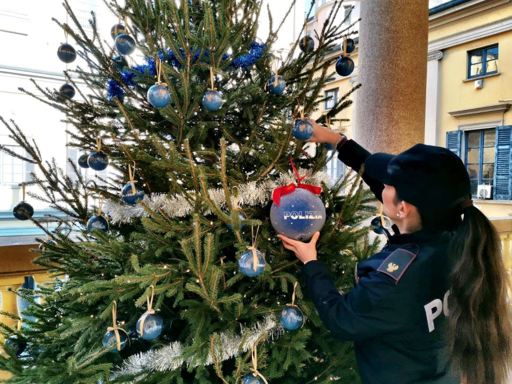 Gli alberi di Natale nelle città d’Italia con le decorazioni natalizie della Polizia di Stato: Milano