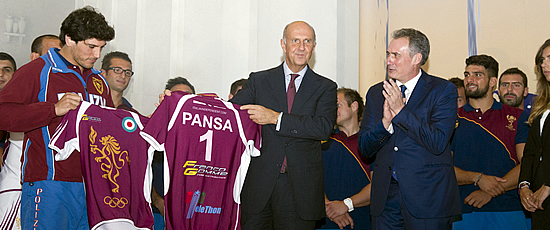Il capo della Polizia Alessandro Pansa consegna la maglia al capitano delle Fiamme oro rugby e riceve la sua personalizzata