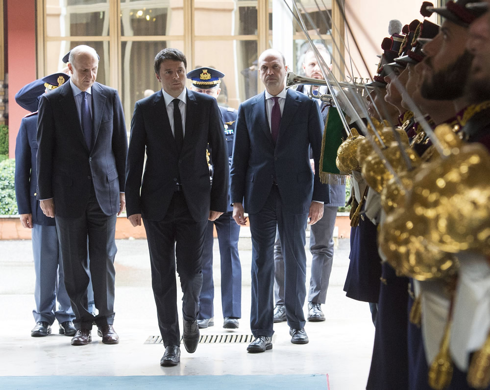 Il presidente del Consiglio dei Ministri Matteo Renzi, accompagnato dal ministro dell'Interno Angelino Alfano e dal capo della Polizia Alessandro Pansa, passa in rassegna il picchetto d'onore in uniforme risorgimentale (Fonte Palazzo Chigi).