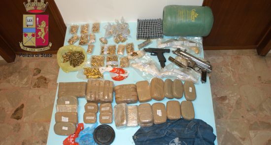 Ritrovamento di armi e droga nella sabbia a Messina