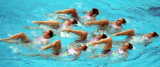 Le ragazze delle Fiamme oro con la nazionale italiana di nuoto sincronizzato