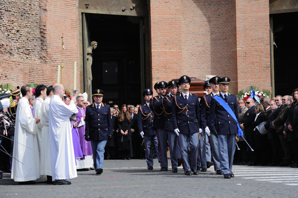 L'uscita dalla chiesa del feretro del capo della Polizia Antonio Manganelli 