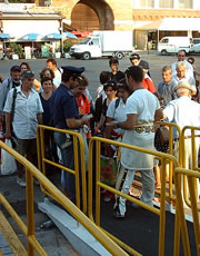 controllo passeggeri nel porto