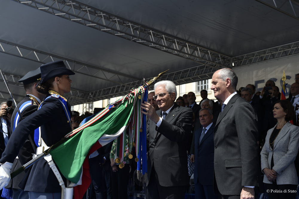 La Bandiera della Polizia di Stato riceve dal Presidente della Repubblica Sergio Mattarella la Medaglia d'oro al Merito civile.