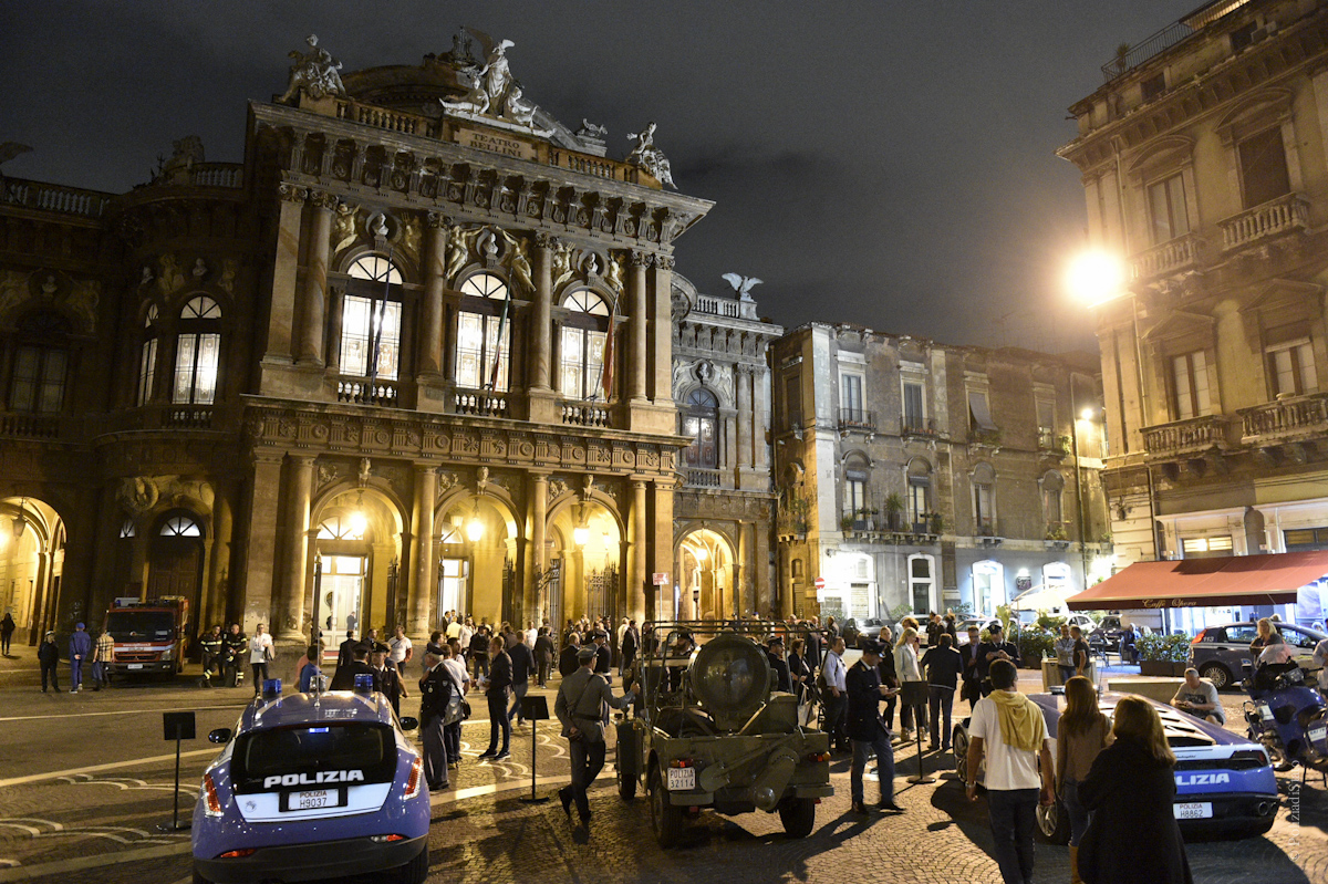 La piazza Vincenzo Bellini antistante l'omonimo Teatro