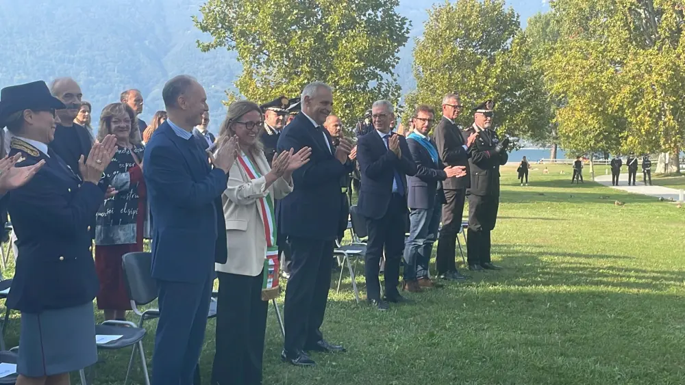 La cerimonia d'intitolazione a Colico, Lecco al poliziotto Francesco Pischedda una passeggiata del lungo lago