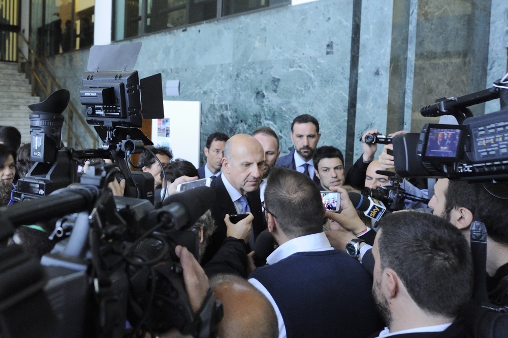 Il capo della Polizia Alessandro Pansa intervistato dai giornalisti a margine del convegno