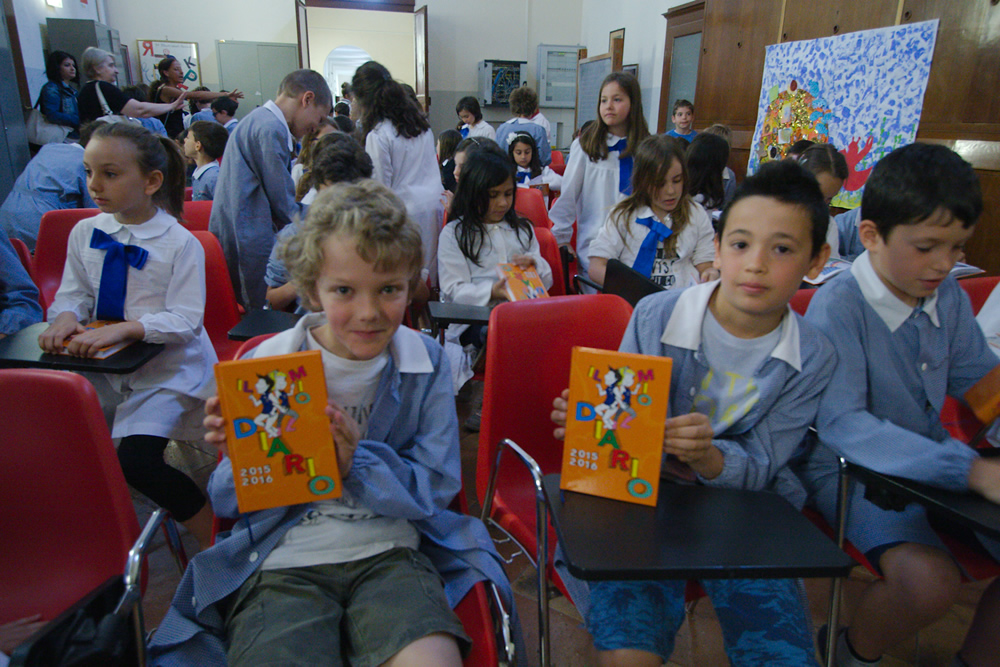 I piccoli studenti con "Il mio diario" appena consegnato dagli agenti della questura di Ravenna.