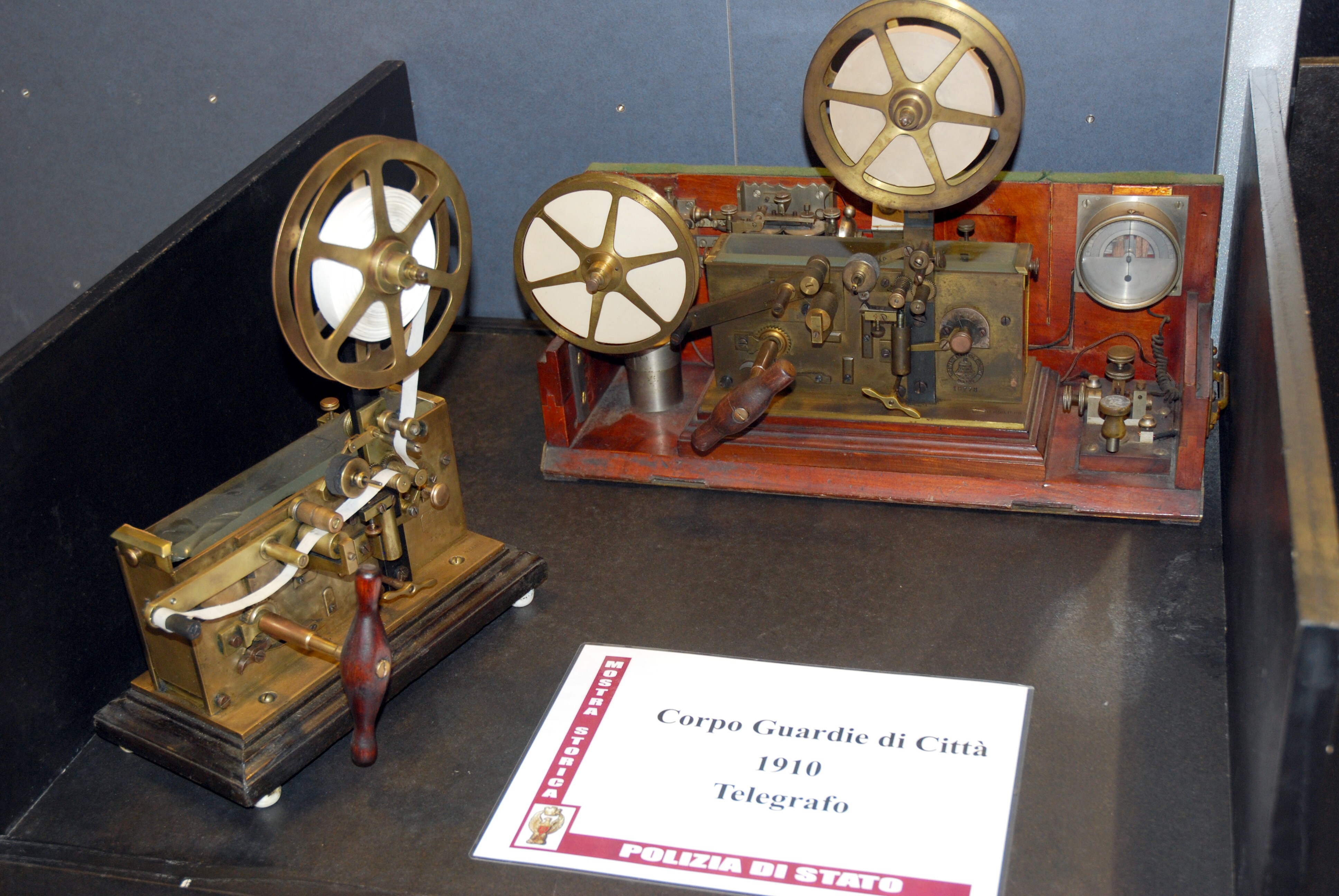 Dal telegrafo alle ricetrasmittenti, gli strumenti utilizzati dalla Polizia dal 1910-1965