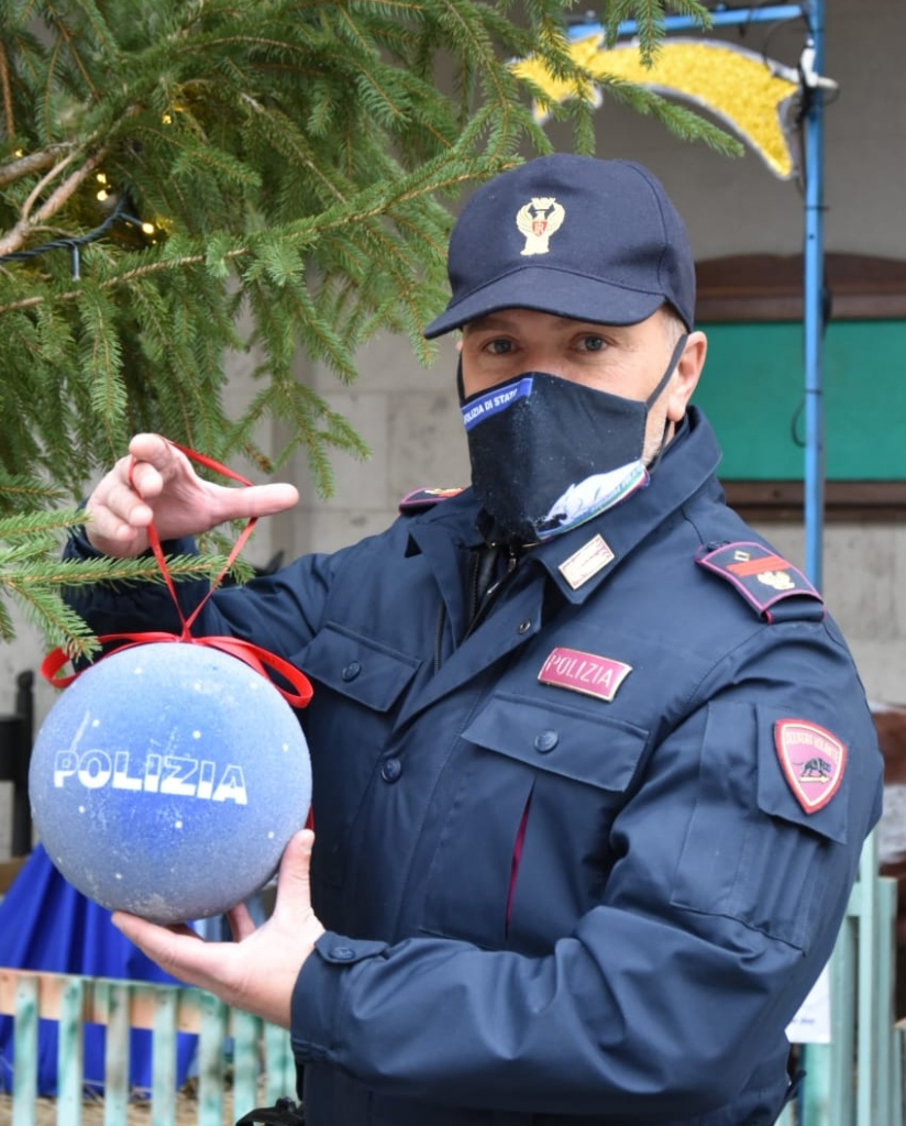 Gli alberi di Natale nelle città d’Italia con le decorazioni natalizie della Polizia di Stato: Frosinone