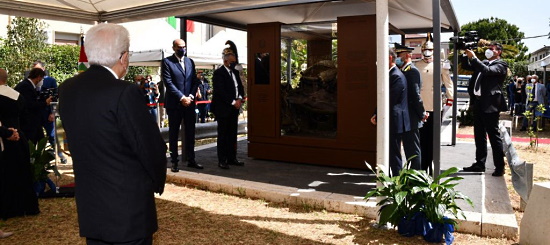 Presidente Mattarella davanti alla teca QS15