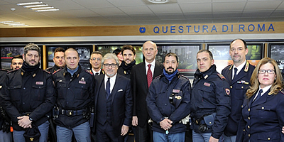 Il capo della Polizia Alessandro Pansa insieme ai poliziotti della questura di Roma