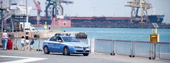 a polizia di frontiera controlla i porti