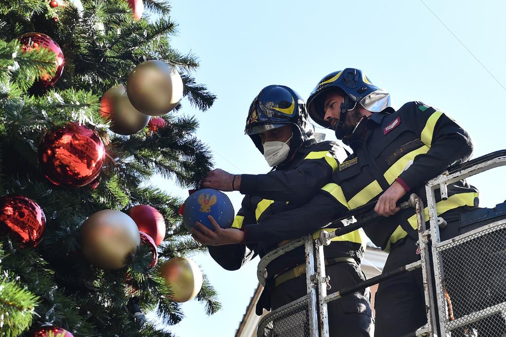 Gli alberi di Natale nelle città d’Italia con le decorazioni natalizie della Polizia di Stato: Salerno