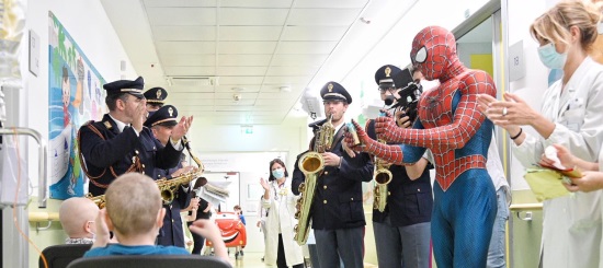 La Banda musicale della Polizia di Stato al policlinico Gemelli di Roma con Spiderman