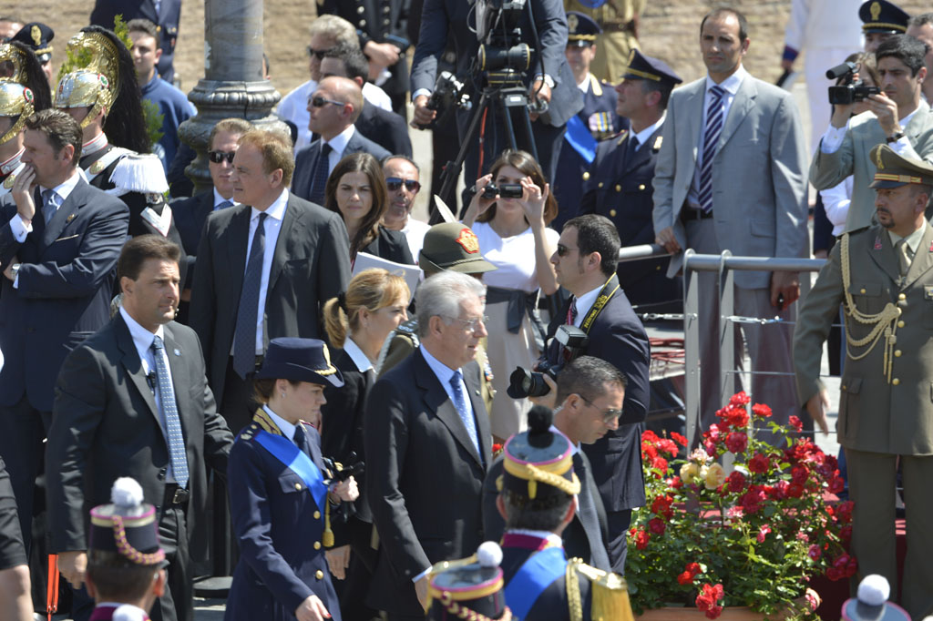 Il presidente del consiglio Mario Monti si reca sul palco delle autorità per assistere alla cerimonia per il 160° anniversario della Fondazione della polizia