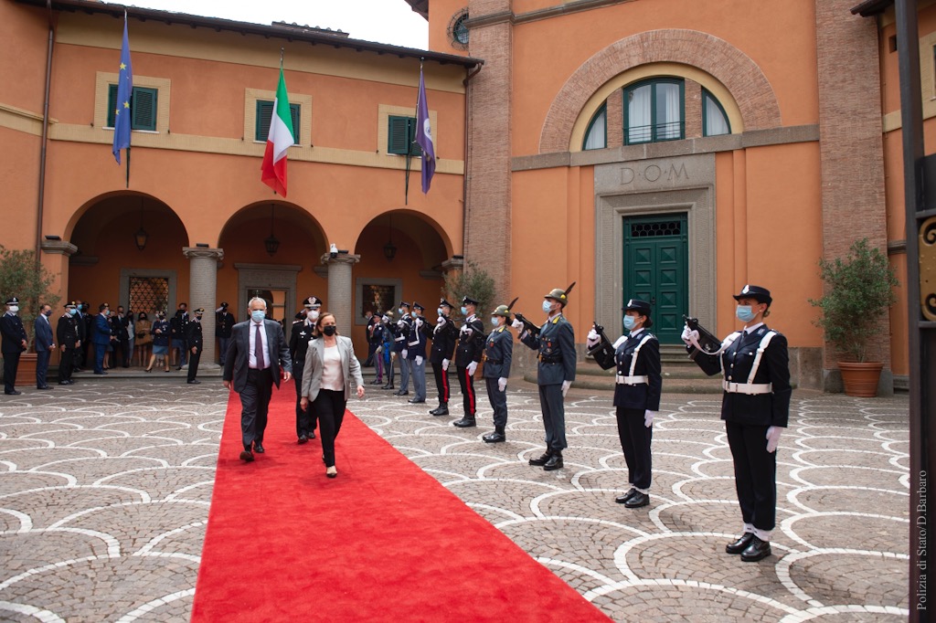 La cerimonia di chiusura, presso la Scuola di perfezionamento per le Forze di polizia di Roma, dell’anno accademico 2020/2021 e del XXXVI corso di Alta Formazione.
