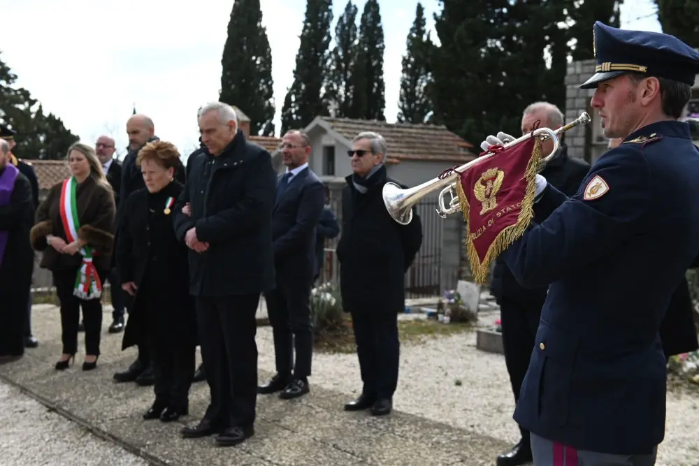 Deposizione corona sulla tomba di Emanuele Petri