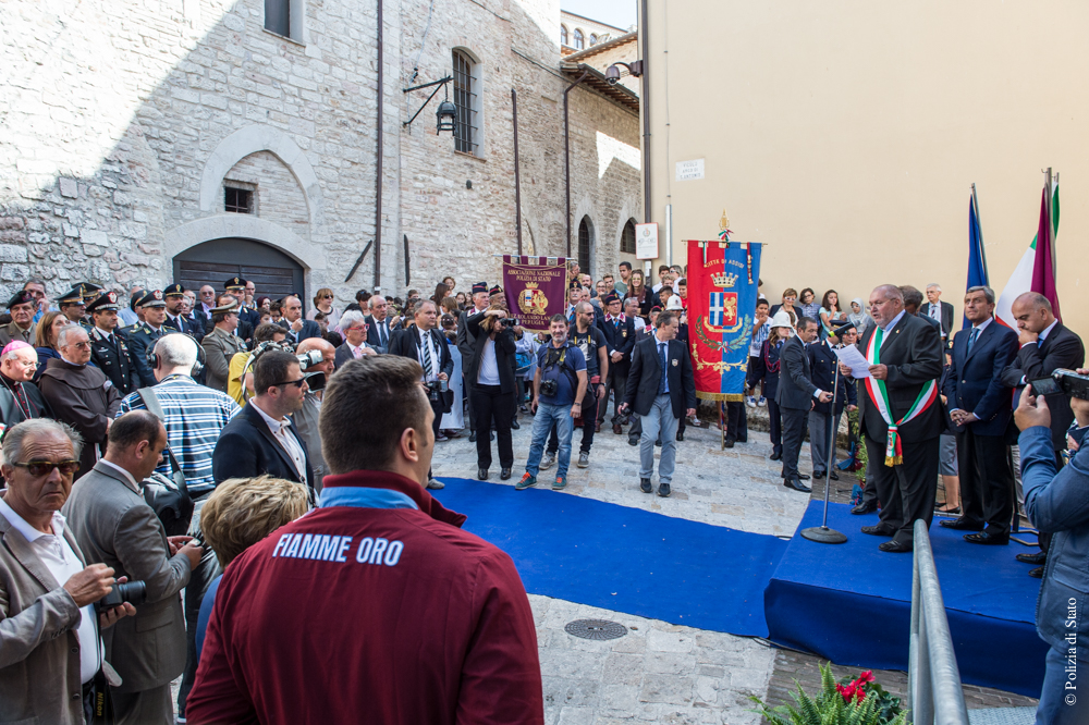 Un momento della cerimonia di inaugurazione della nuova sede del commissariato di Assisi