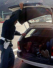 Clandestini nascosti in auto scoperti da agente di polizia