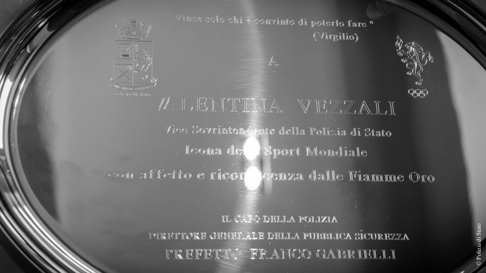 Il piatto d’argento consegnato dal capo della Polizia Franco Gabrielli a Valentina Vezzali