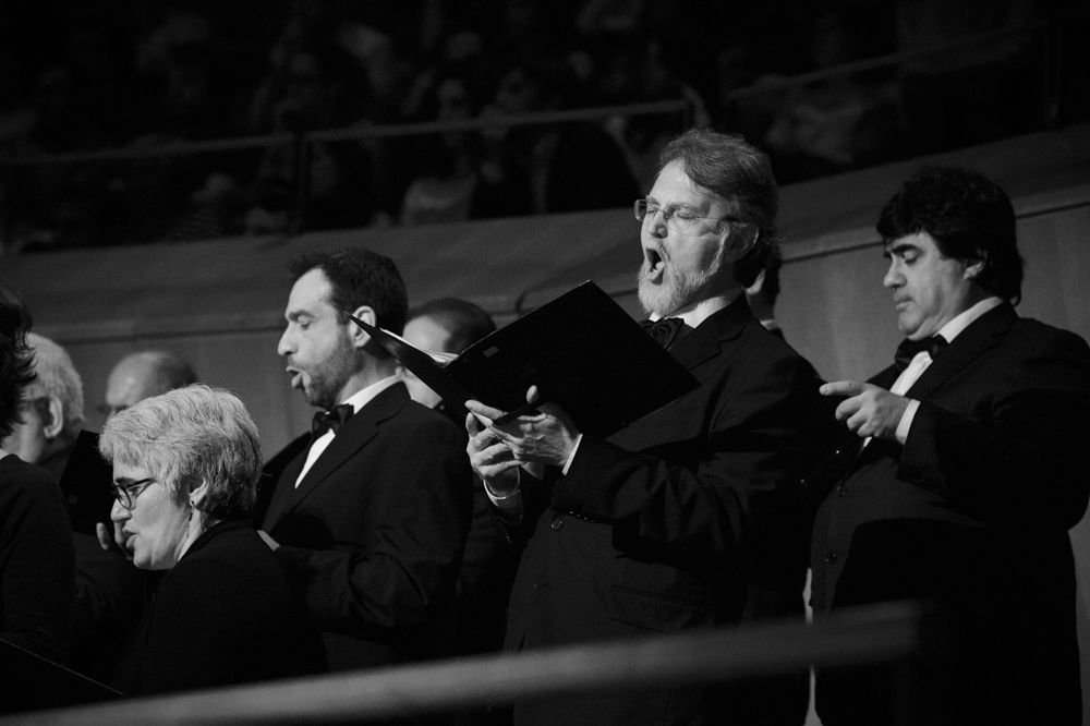 Il coro dell'Accademia di Santa Cecilia, sul palco del concerto insieme alla Banda musicale della Polizia di Stato.