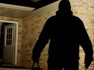 Un ladro si avvicina di notte a una abitazione