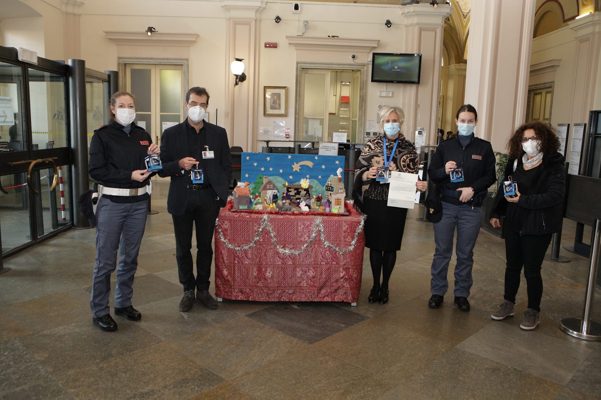 La donazione delle decorazioni natalizie agli ospedali di Genova
