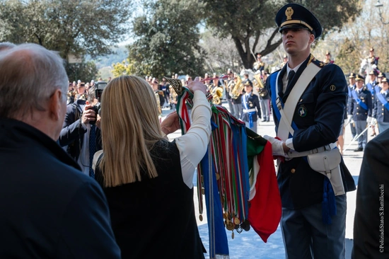 Il presidente del Consiglio Giorgia Meloni mentre premia la Bandiera della Polizia di Stato