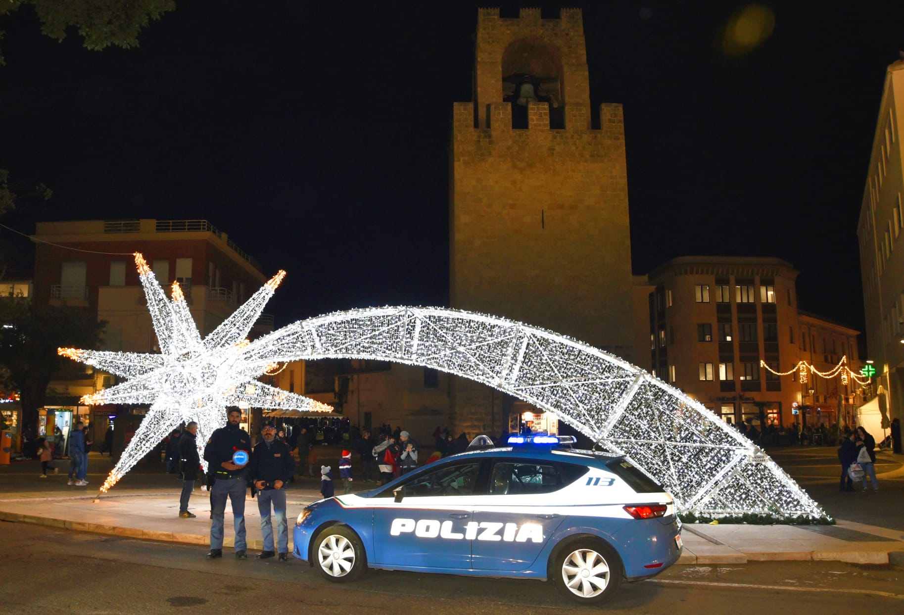 Gli alberi di Natale nelle città d’Italia con le decorazioni natalizie della Polizia di Stato: Oristano