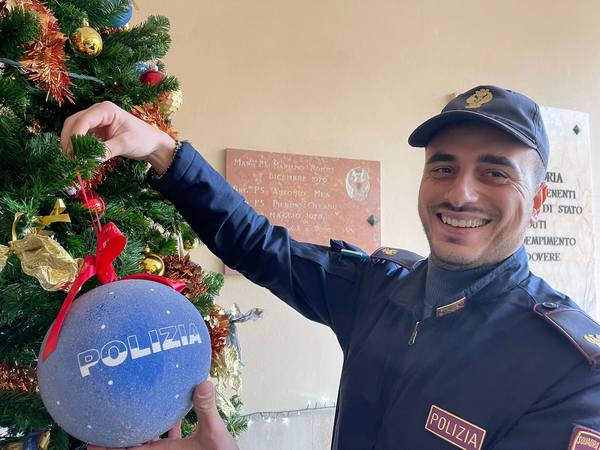 Gli alberi di Natale nelle città d’Italia con le decorazioni natalizie della Polizia di Stato: Parma