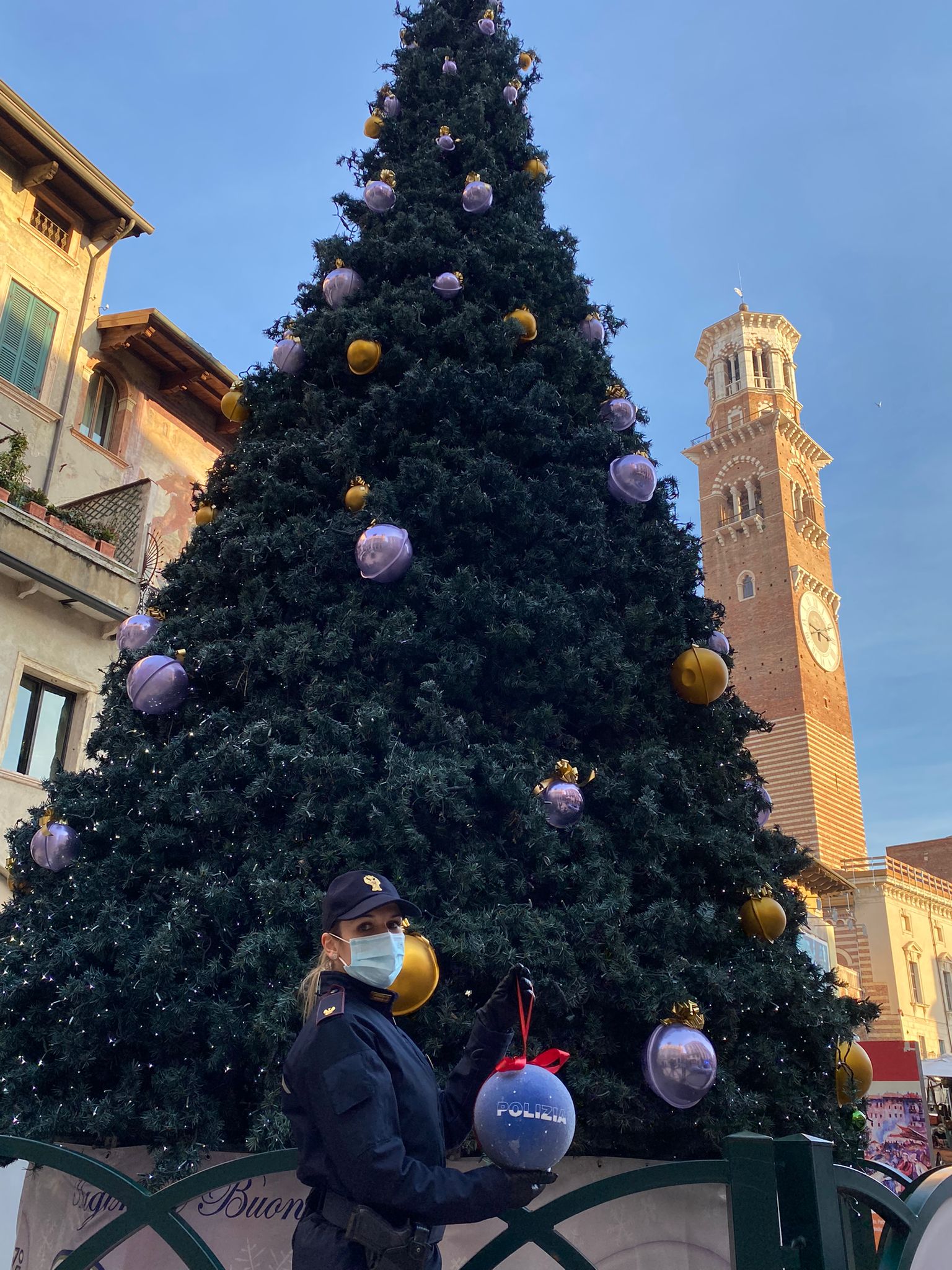 Gli alberi di Natale nelle città d’Italia con le decorazioni natalizie della Polizia di Stato: Verona