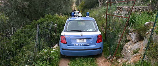 Auto della polizia durante un controllo nelle campagne