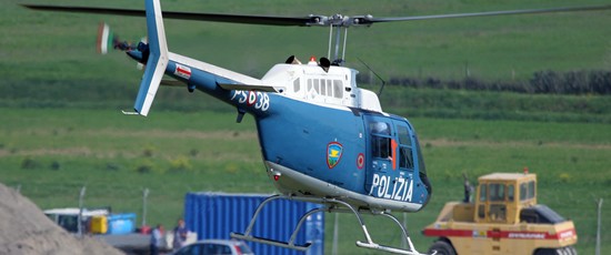Un elicottero della polizia sorvola un cantiere