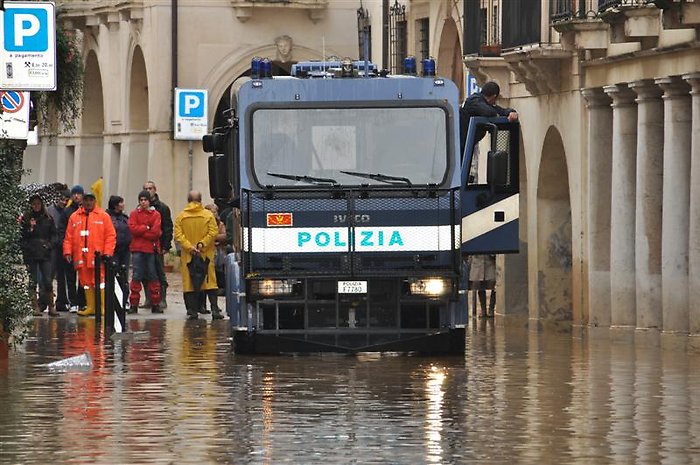 Uomini e mezzi della Polizia di Stato durante i soccorsi a Vicenza