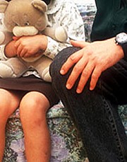 Un uomo accanto ad una bambina con peluche