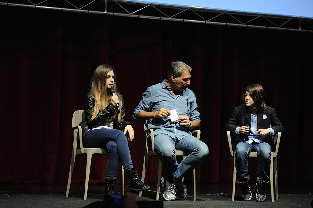 Luca Pagliari (al centro) insieme a Lorenzo Guidi e Aurora Ruffino, testimonial della campagna "Una vita da social"