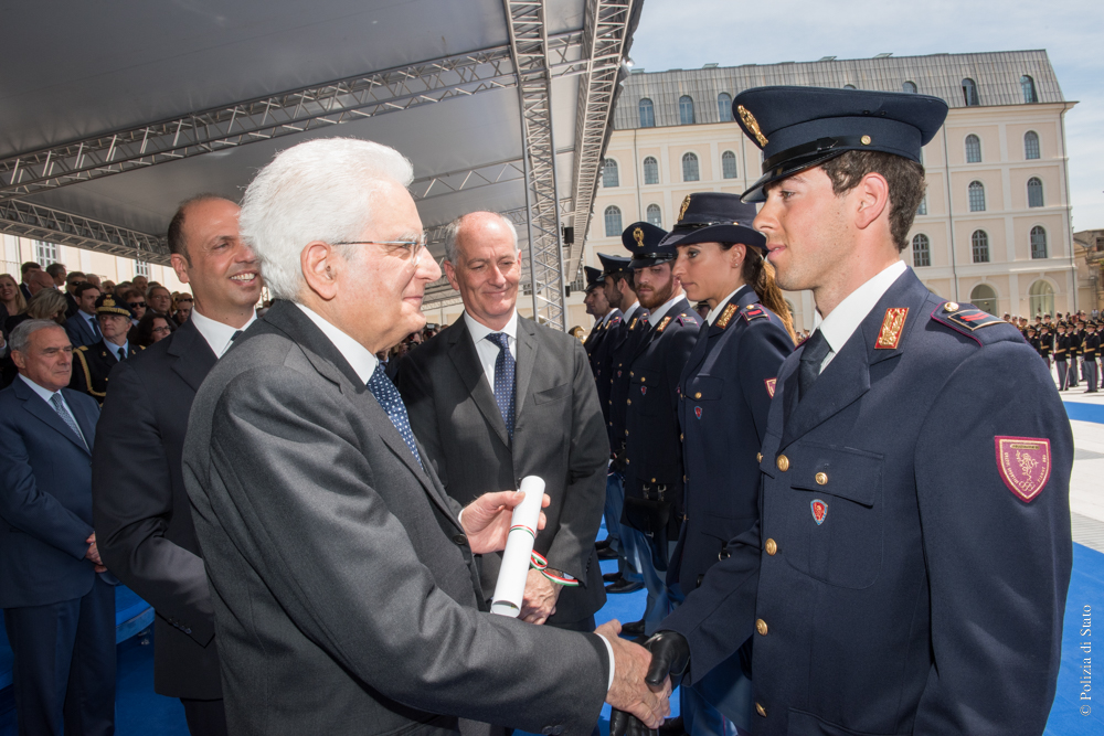L'assistente della Polizia di Stato Federico Pellegrino riceve, dal Presidente della Repubblica Sergio Mattarella, la promozione per merito straordinario.