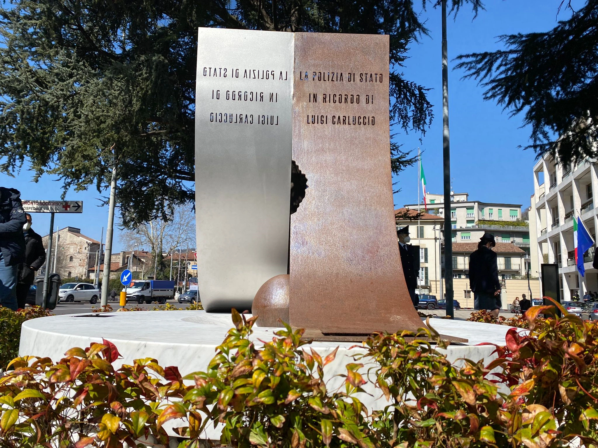 La cerimonia a Como d’inaugurazione della scultura dedicata alla memoria del brigadiere del Corpo delle guardie di pubblica sicurezza, Luigi Carluccio
