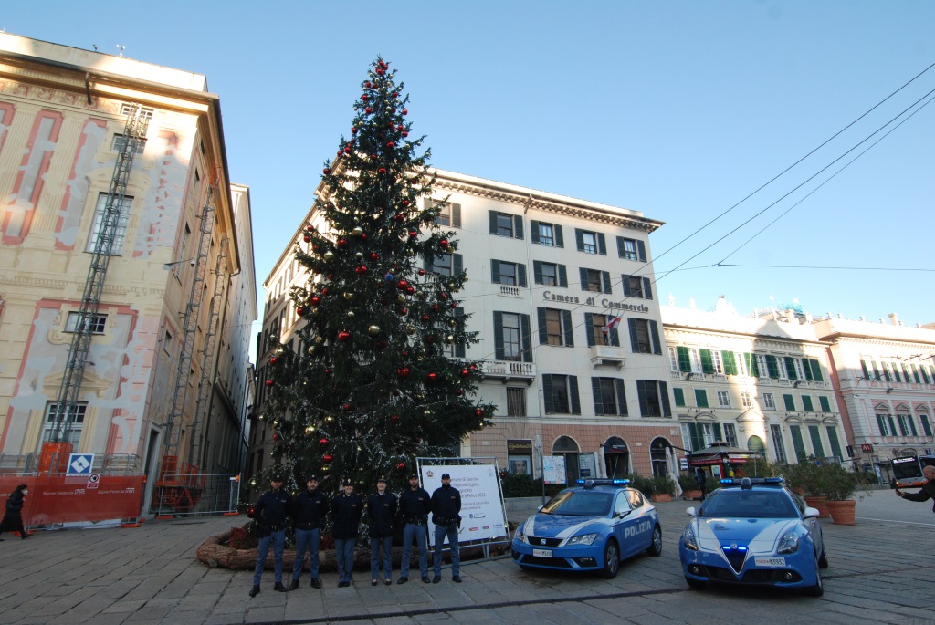 Gli alberi di Natale nelle città d’Italia con le decorazioni natalizie della Polizia di Stato: Genova