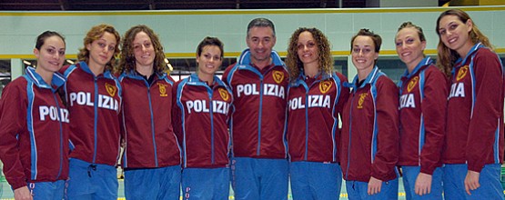 La squadra di nuoto sincronizzato delle Fiamme oro insieme al coordinatore del settore sport d'acqua  Roberto Bonanni