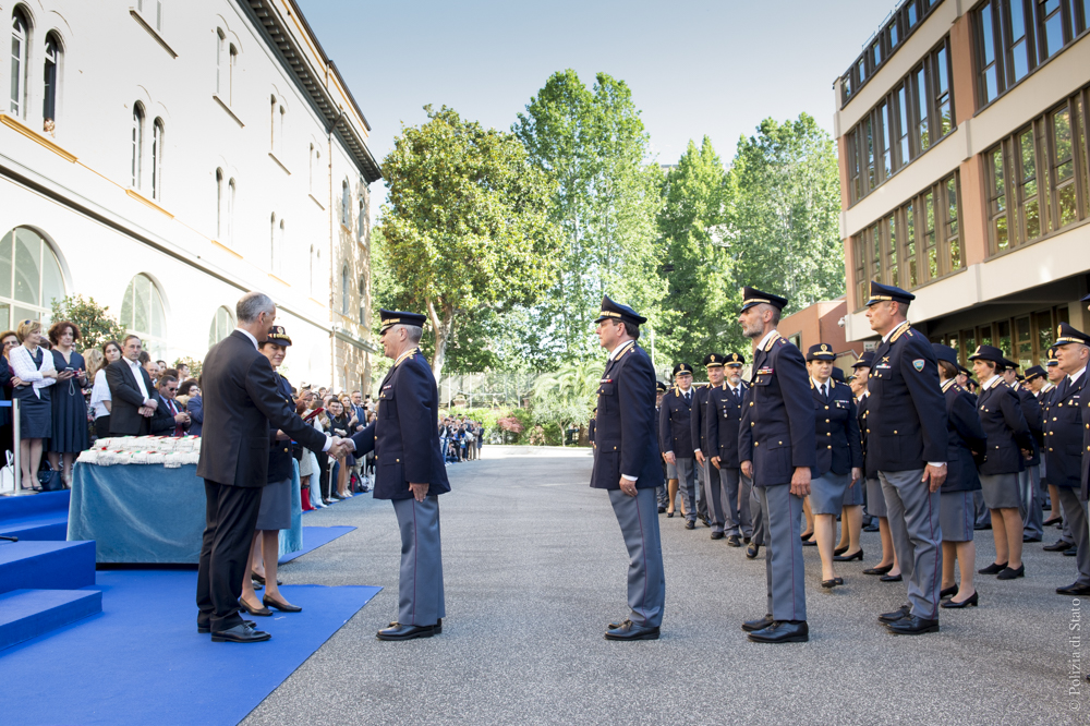 La cerimonia di fine corso dei commissari alla presenza del capo della Polizia Franco Gabrielli, dei vice capo, dei direttori delle direzioni centrali e dei familiari dei corsisti