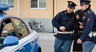 Agenti di polizia durante un arresto