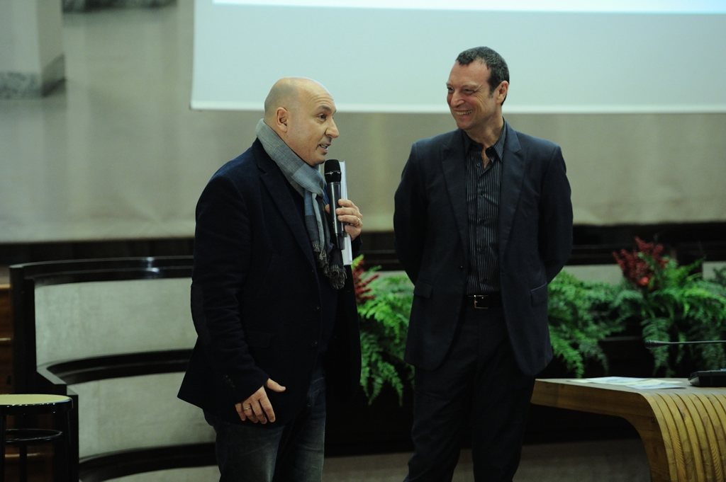 A sinistra il comico Maurizio Battista sul palco con Amadeus