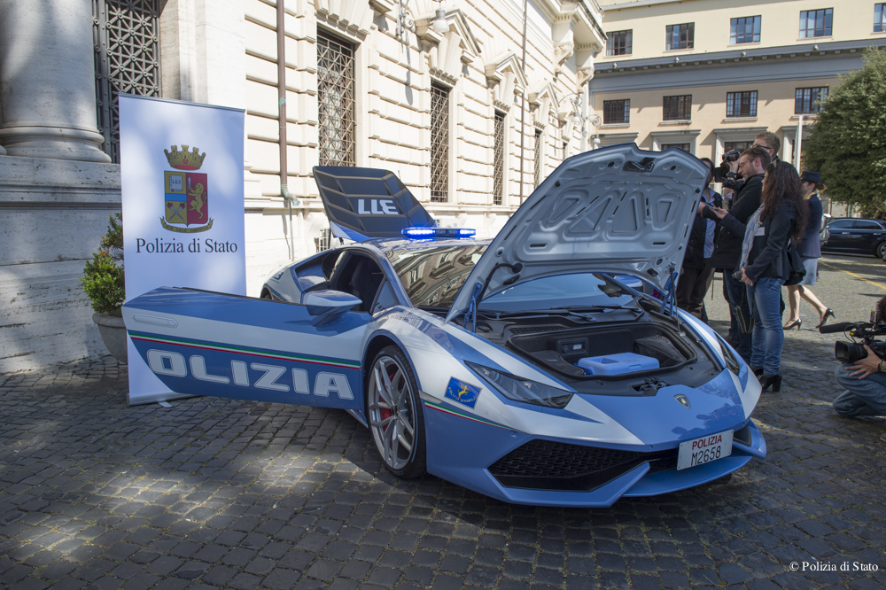 La consegna della Lamborghini Huracan al Ministro dell'Interno Marco Minniti ed al capo della Polizia Franco Gabrielli