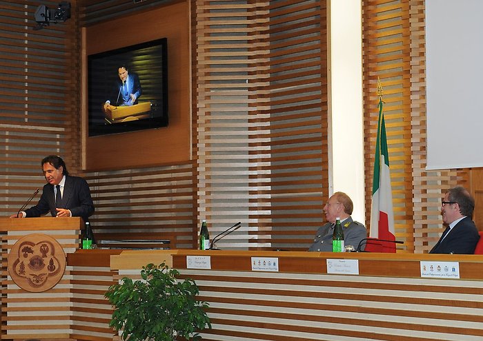 Il ministro dell'Interno Roberto Maroni e il capo della Polizia Antonio Manganelli durante la cerimonia